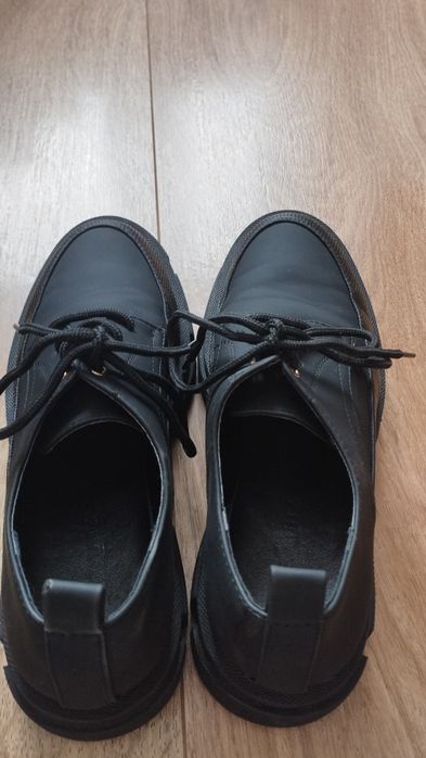 Czarne półbuty  Born2be