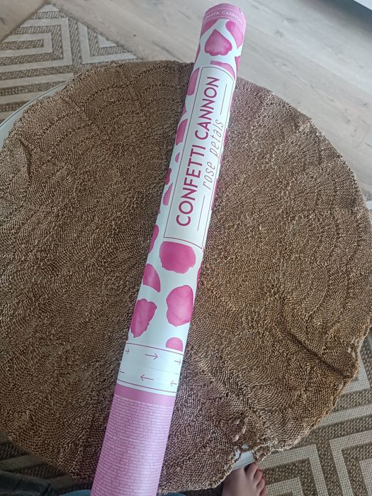 Tuba z płatkami kwiatów