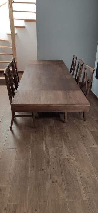 Mesa rústica extensível com cadeiras