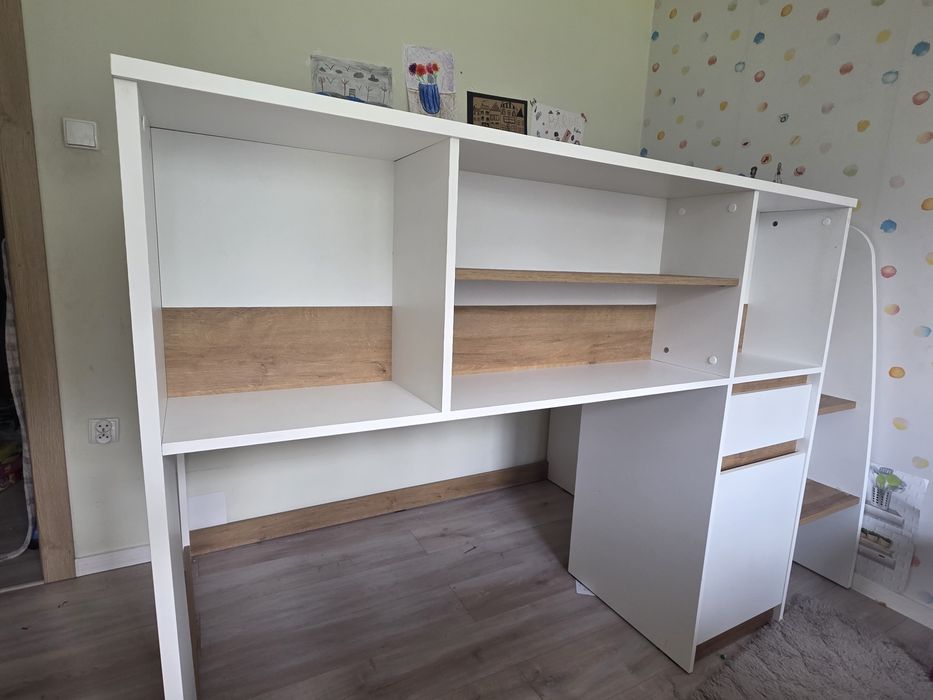 Łóżko piętrowe z biurkiem