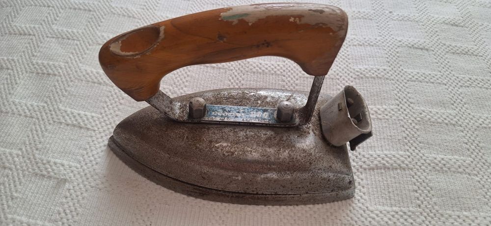 Ferro passar roupa antigo