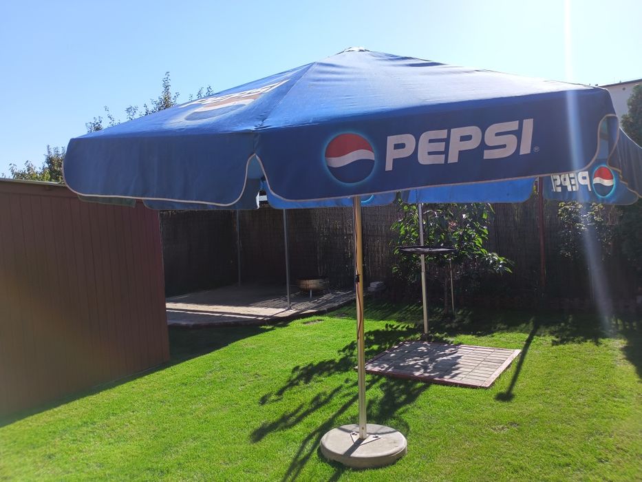 Parasol PEPSI + betonowa podstawa.