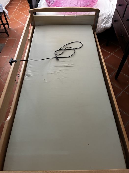Cama hospitalar articulada, elétrica e com armação em ferro