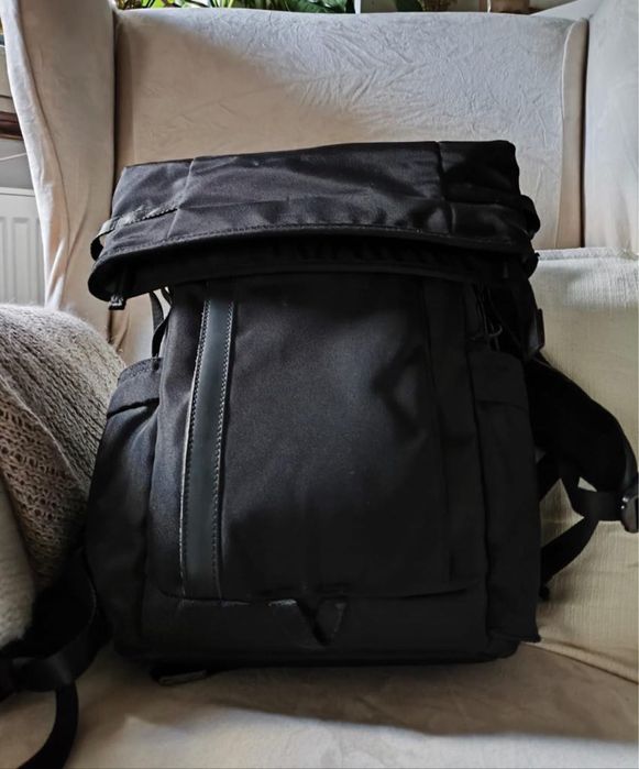 Lustrzanka Nikon D3500 z dwoma obiektywami.