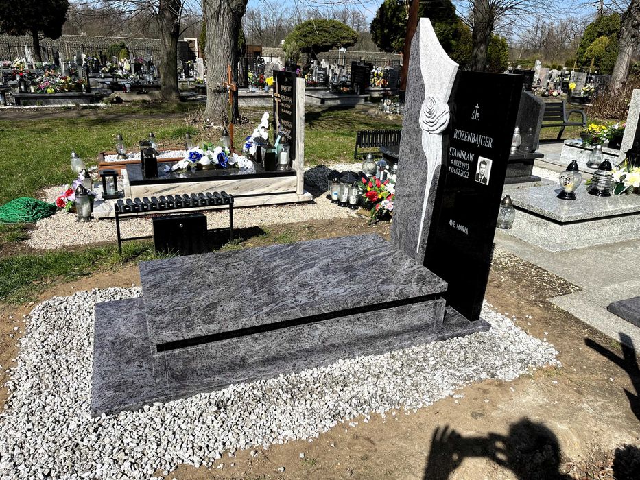 Nagrobek granitowy RÓŻA BRYŁA