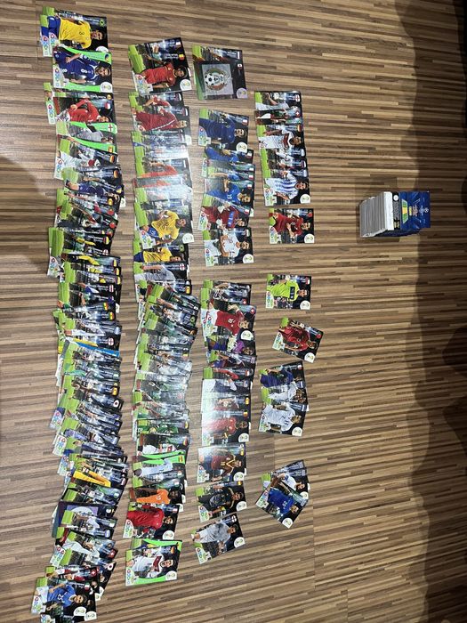 Karty piłkarskie z wielu edycji