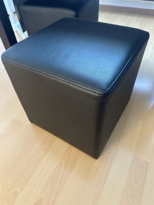 Stół ciemny brąz i 2 pufy czarne ekoskóra