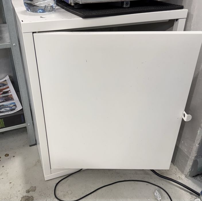 Cubo metal em bom estado