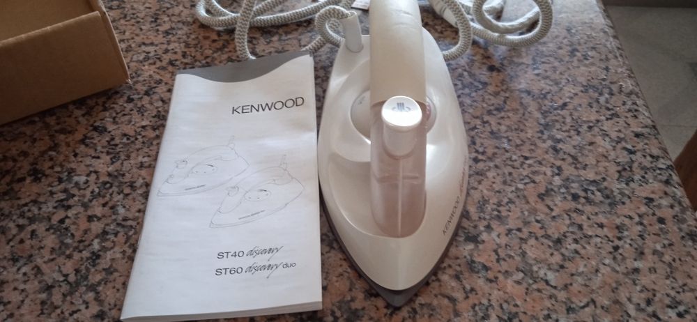 Ferro de engomar portátil marca Kenwood.