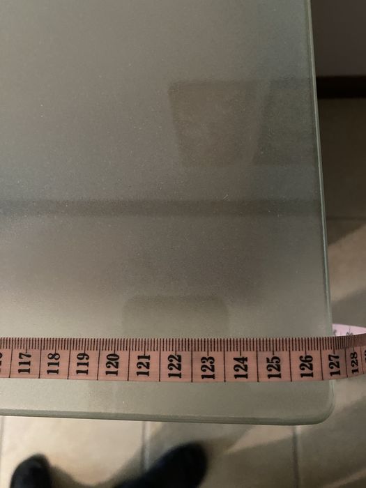 Secretaria para estudante com tampo em vidro fosco.