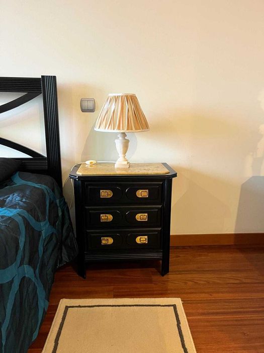 Cama de casal 200x140 com mesas de cabeceira e aparador