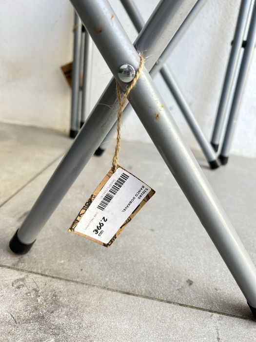 2 pequenos bancos de campismo dobraveis. Com etiqueta.