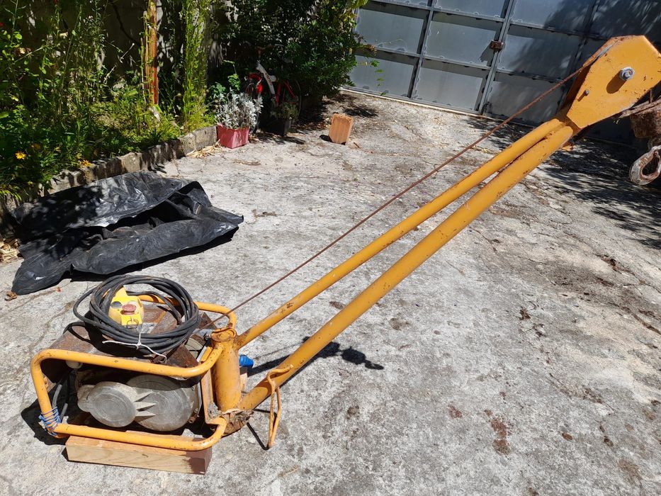 Guincho elétrico giratório de obra – 300 kg