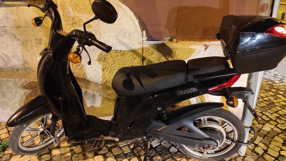 Scooter elétrica com pedais