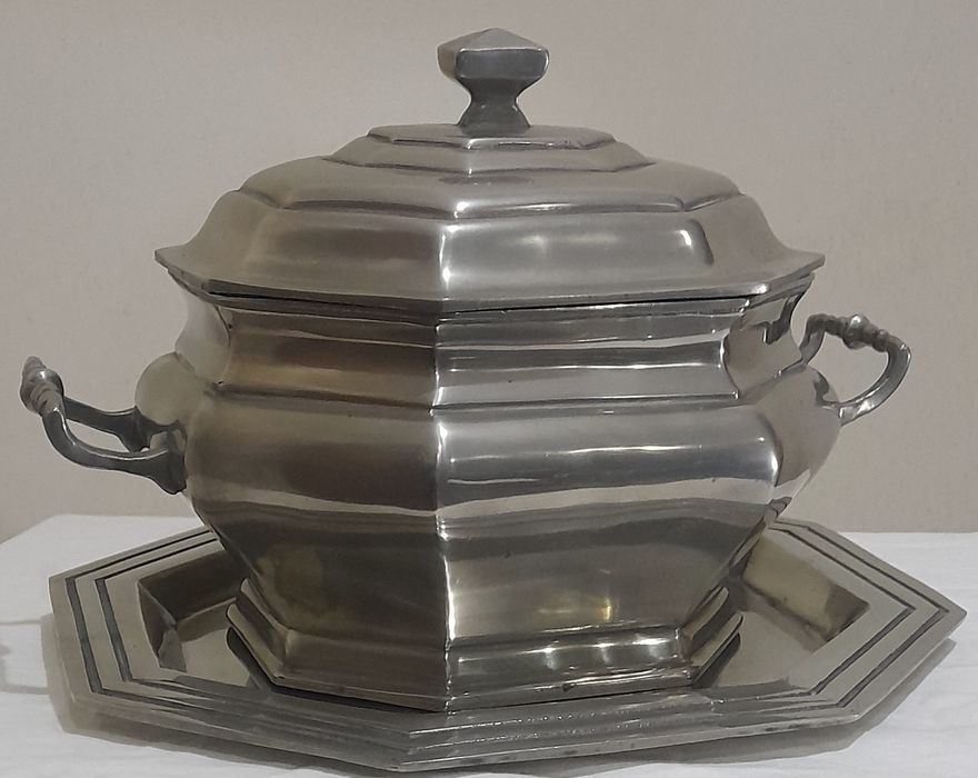 Terrina oitavada em estanho