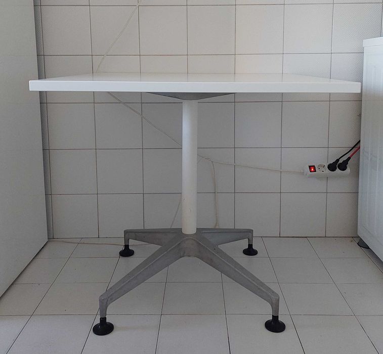 Mesa Herman Miller interior exterior cozinha quadrada branca 80x80x73