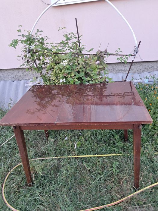 Продам дешево меблі б/у.. обідгіц стіл, тумбочка, поличка