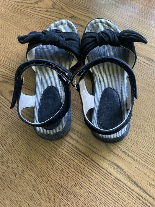 Czarne sandałki dla dziewczynki
