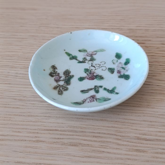 Antigo Prato Companhia das Índias / Porcelana Chinesa Pintado À Mão - 9cm - Fencai / Famille Rose