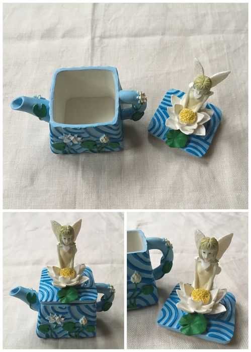 Conjunto de seis bules miniatura com motivo de fadas em porcelana