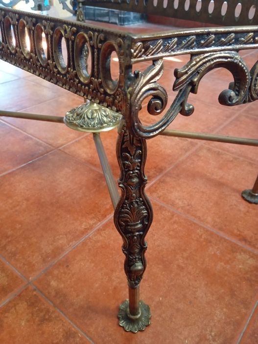 Mesa de sala com tampo de brecha da Arrábida