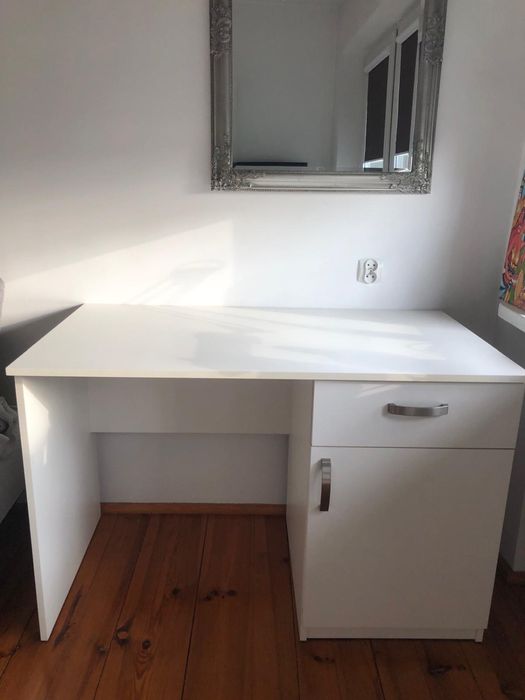 Solidne białe biurko