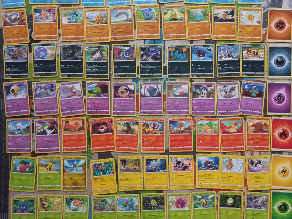 Zestaw 100 różnych oryginalnych kart pokemon.