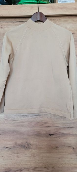 Używany beżowy sweter