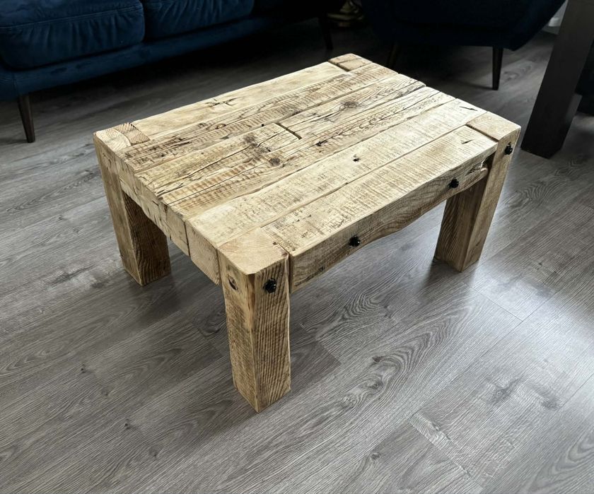 Stolik kawowy ze starego drewna / stare belki