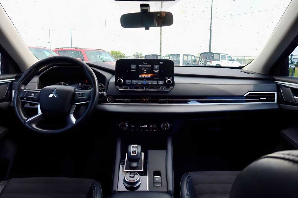 Mitsubishi Outlander SEL      2022