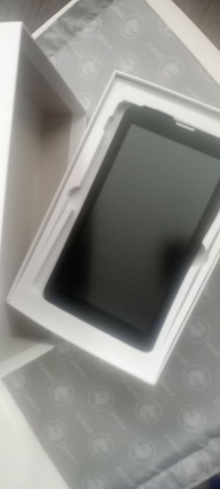 Tablet nowy z ładowarką i kabele