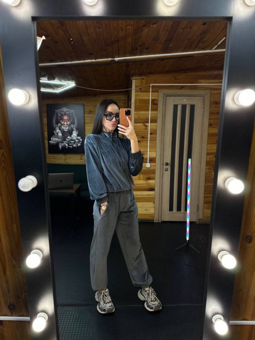 Велюровий костюм в стилі Prad a