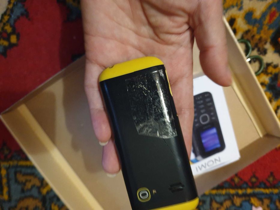 Мобільний кнопочний телефон