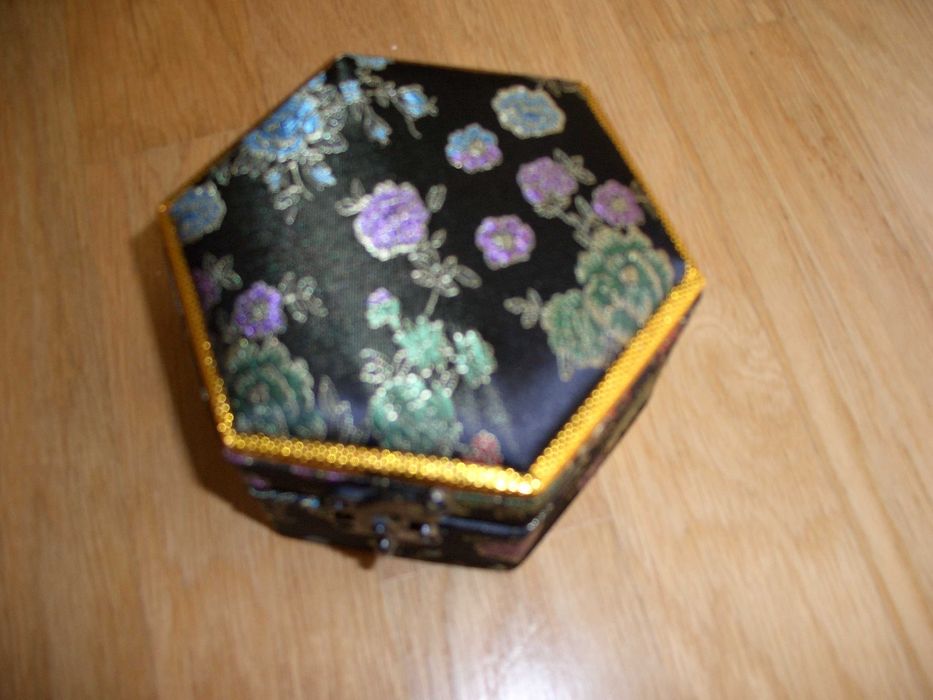 nowe pudełko na biżuterię wyłożone czerwonym aksamitem