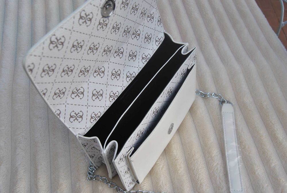 Mala Inspirada Guess 4G Logo – Branca e Prata (Nova)