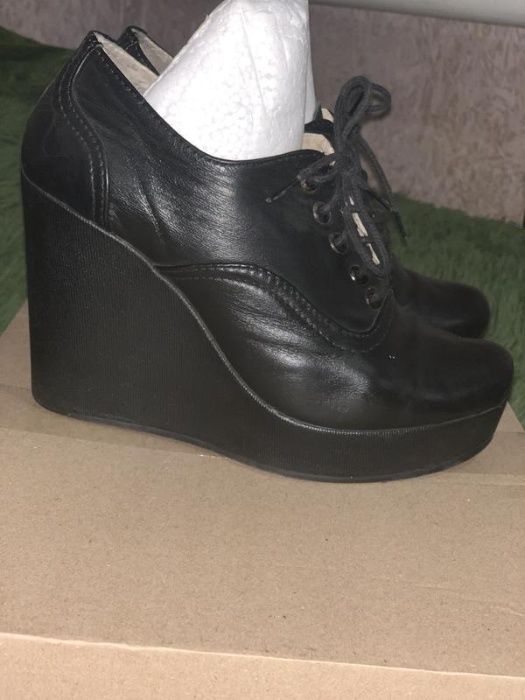 Кожаные ботинки ботильоны на танкетке