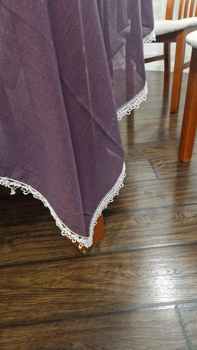 Sprzedam piekny obrus wykonczony koronką