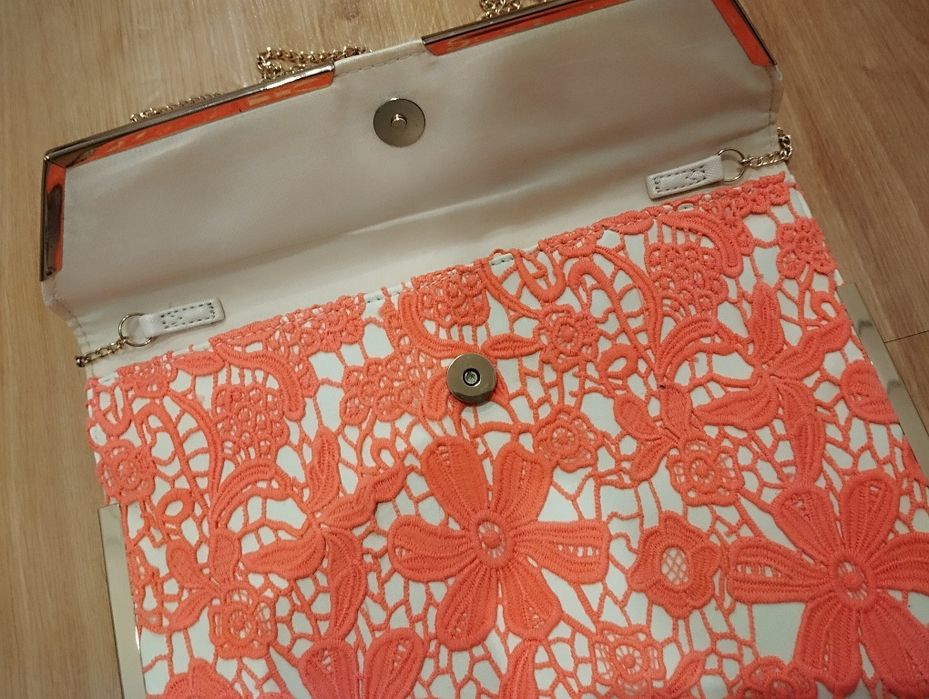 Torebka kopertówka na złotym łańcuszku