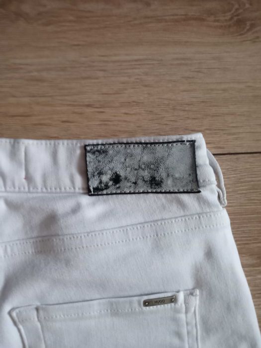 Damskie jeansy m-ki Hugo Boss roz. XS, białe, stan b. dobry