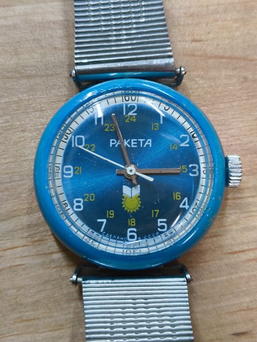 Наручниий годинник ракета. Наручные часы ракета школьные, ссср