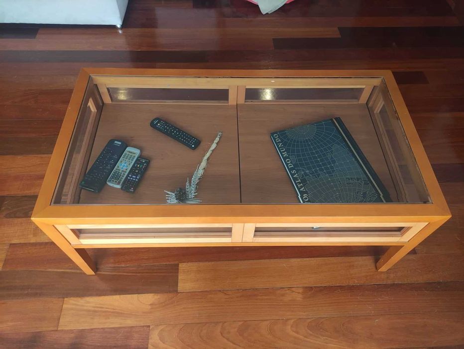 Mesa de centro em cerejeira com duas gavetas,como nova.