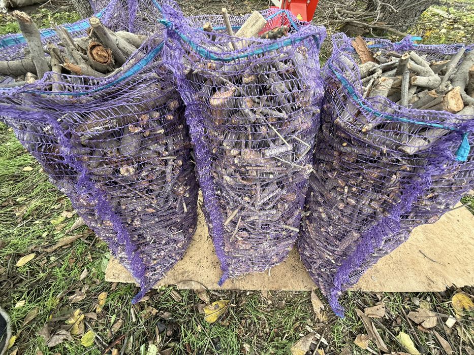 Дрова в сітці на розтопку