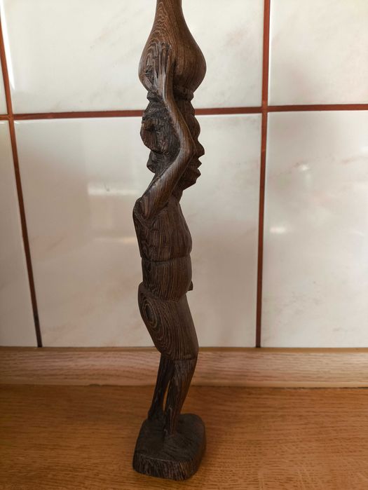Figurka-kobieta ze dzbanem.