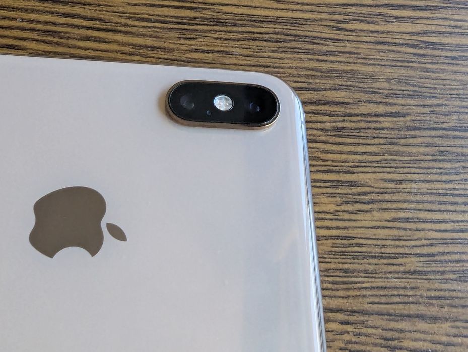 iPhone XS Max 256GB Neverlock у золотистому

кольорі.