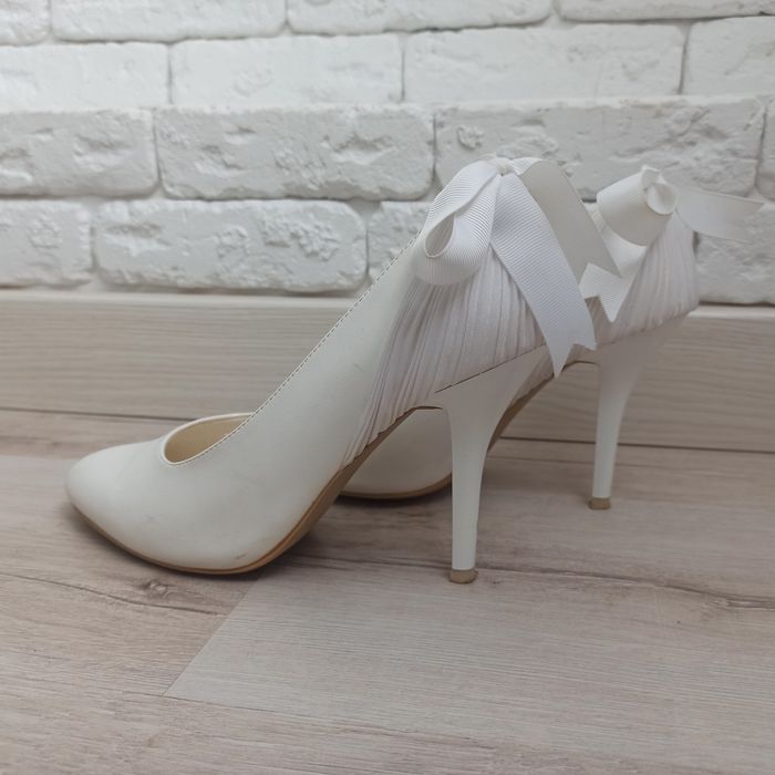 Продам туфли белые