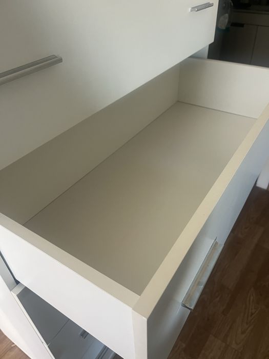 Comoda branca  de quarto