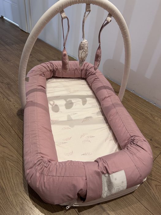 Kokon Babynest Dusty Dark Rose + pałąk | Premium | Jak nowy