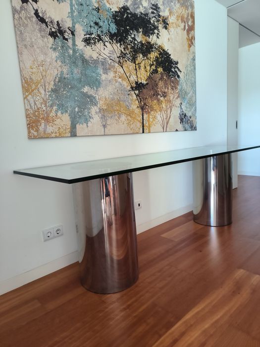 Mesa de vidro com pés redondos em aço