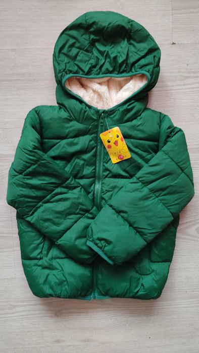 Куртка дитяча зеленого кольору відповідає розміру 116-122