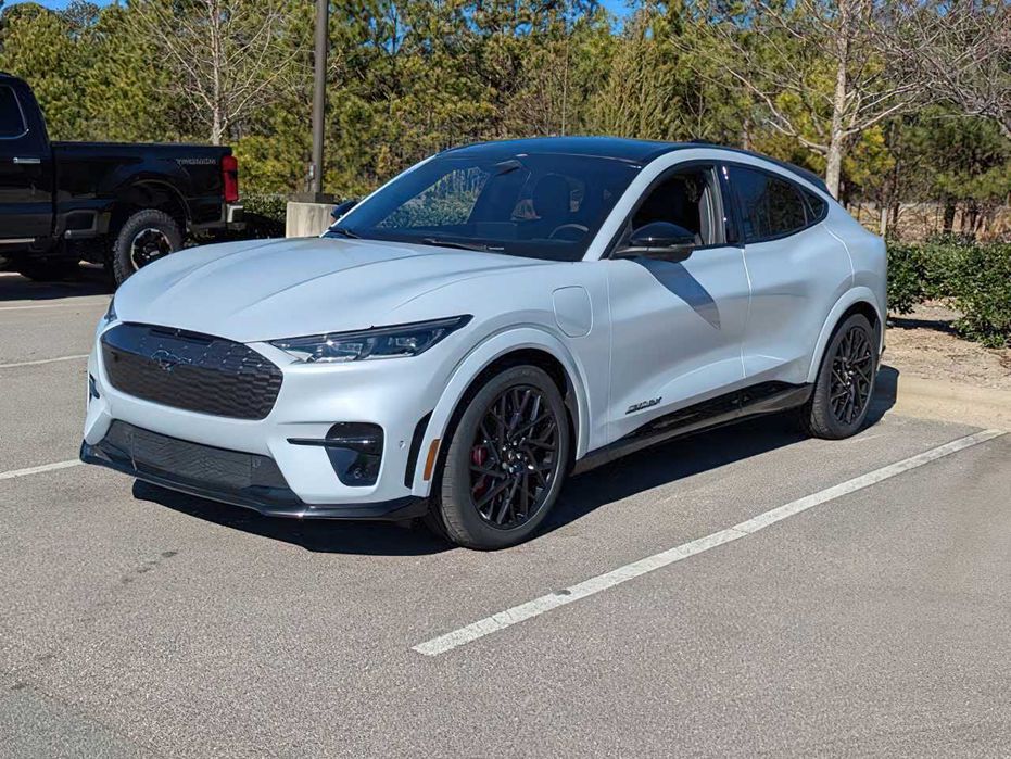 Ford Mustang Mach-E GT      2023